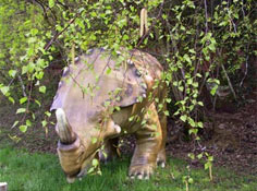 Dinosaurierfigur in der Gartenschau